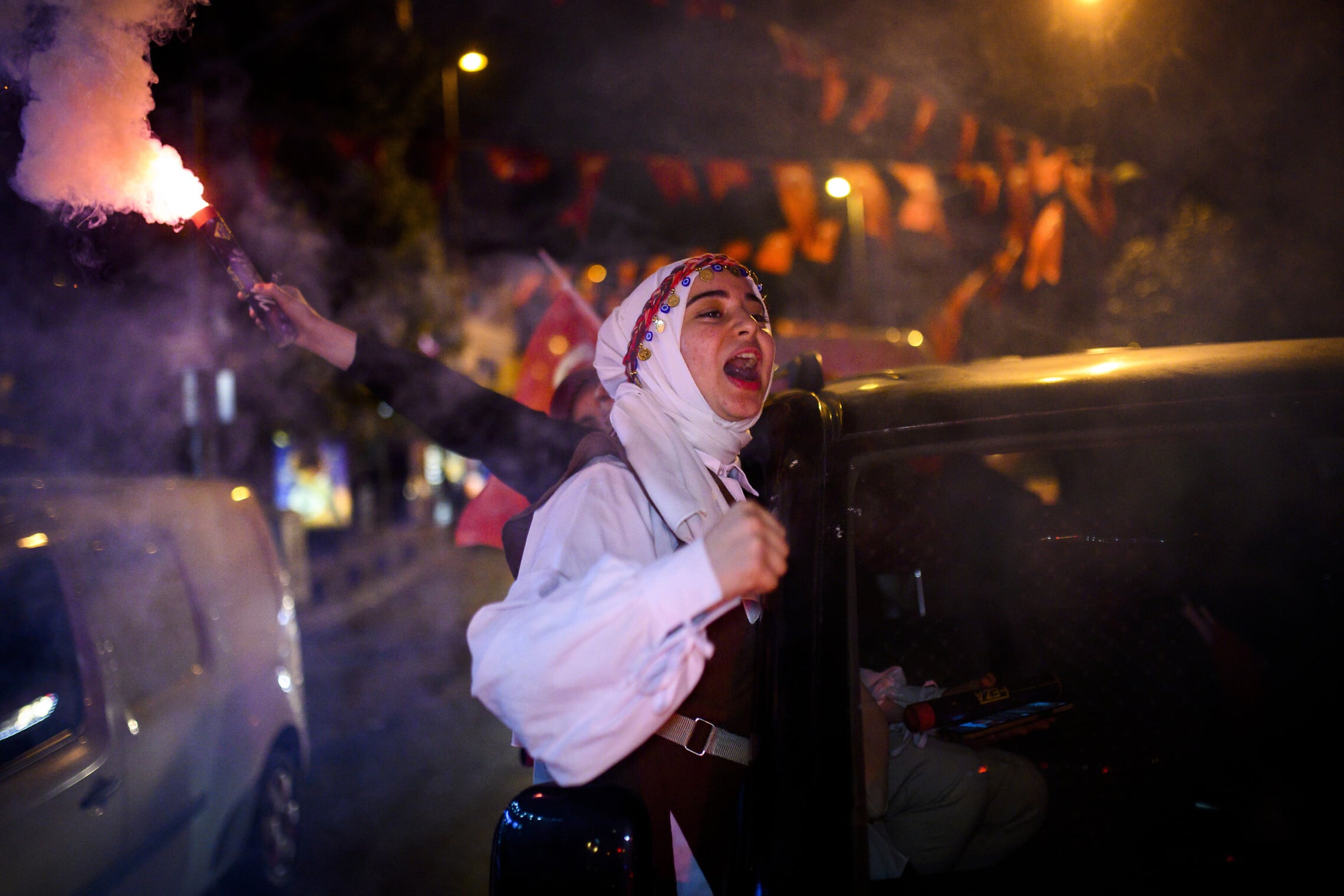 תומכי ארדואן חוגגים את ניצחון הנשיא בבחירות, איסטנבול, 28 במאי 2023 (צילום: AP Photo/Valeria Ferraro)