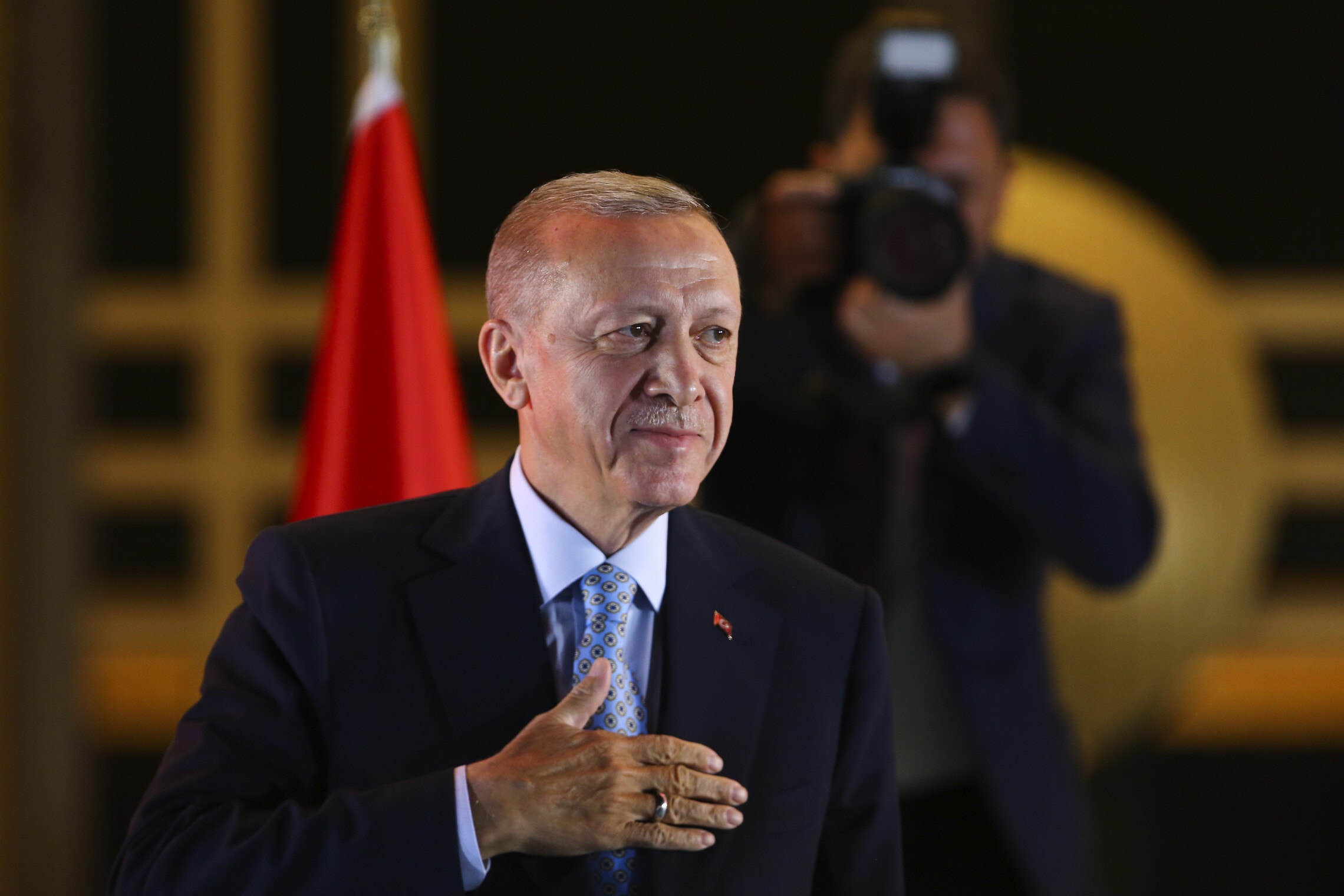 נשיא טורקיה רג&#8217;פ טאיפ ארדואן מודה לתומכיו אחרי הבחירות, 28 במאי 2023 (צילום: AP Photo/Ali Unal)