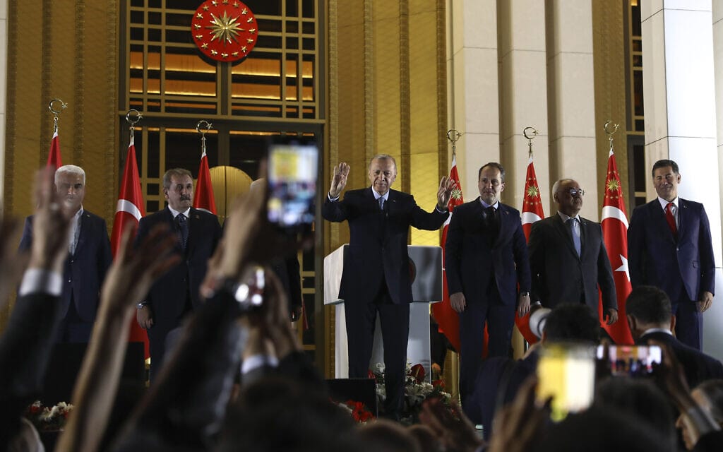 נשיא טורקיה רג'פ טאיפ ארדואן אחרי הניצחון בבחירות לנשיאות, 28 במאי 2023 (צילום: AP Photo/Ali Unal)