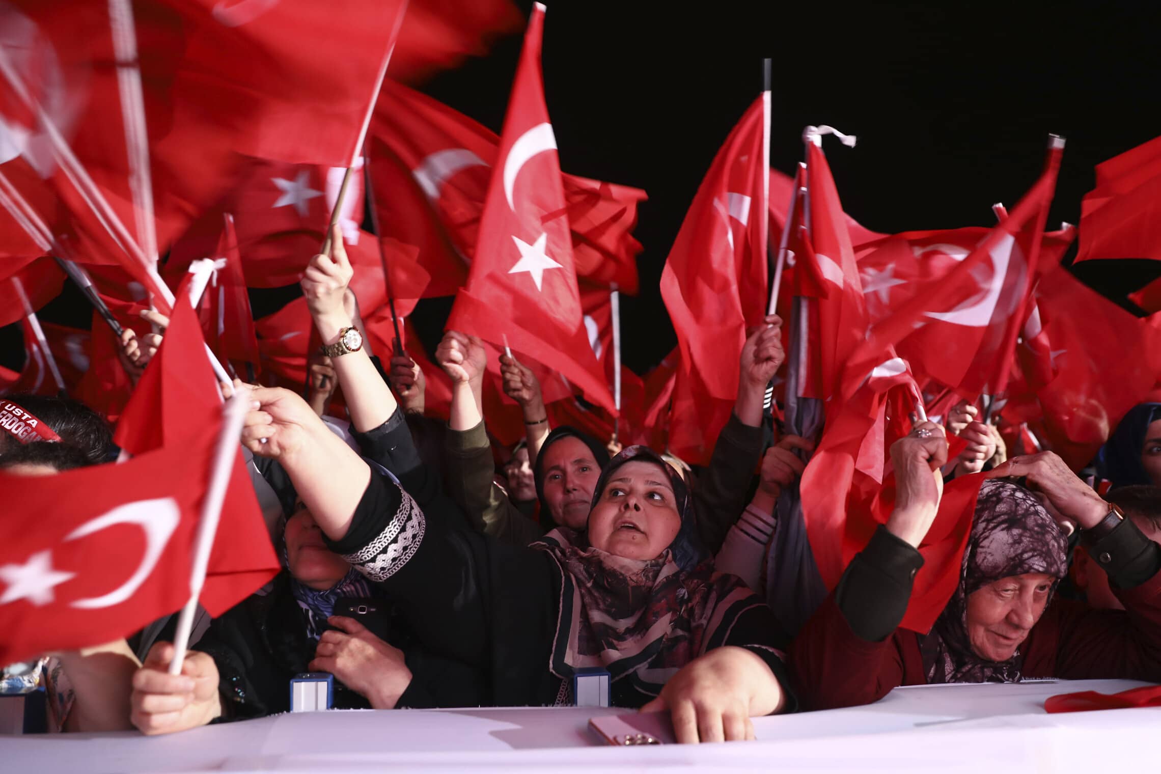 תומכי ארדואן חוגגים את ניצחון הנשיא בבחירות, איסטנבול, 28 במאי 2023 (צילום: AP Photo/Ali Unal)