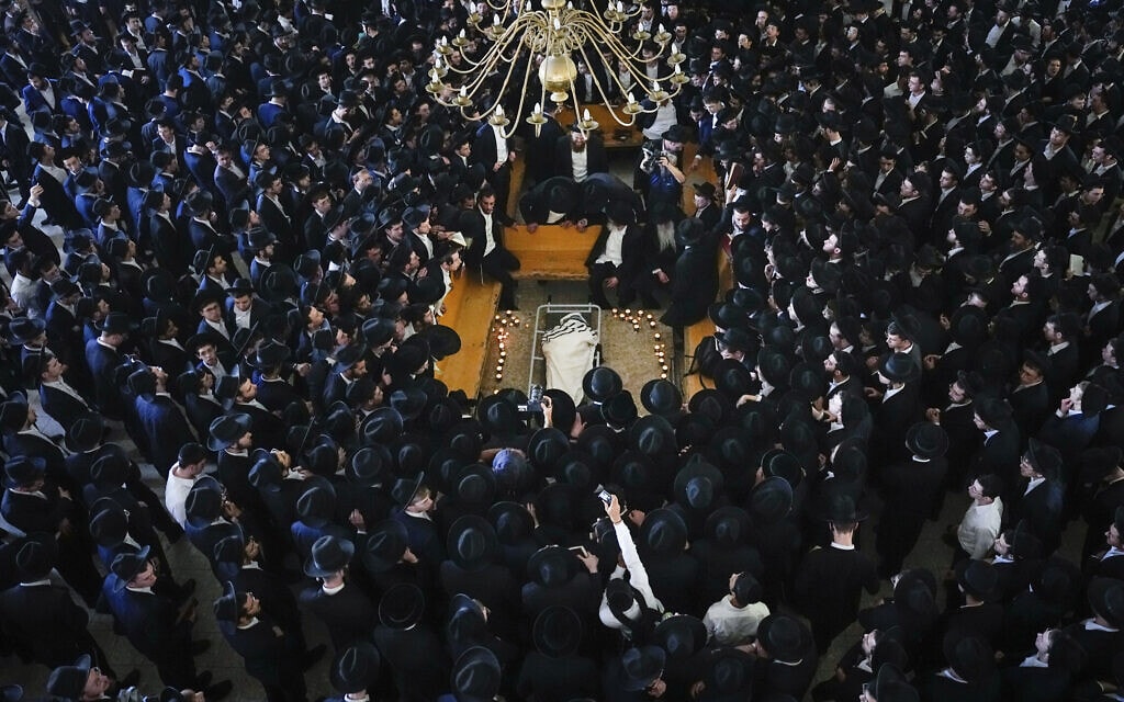 המונים בהלווייתו של הרב גרשון אדלשטיין בבני ברק, 30 במאי 2023 (צילום: AP Photo/Ariel Schalit)