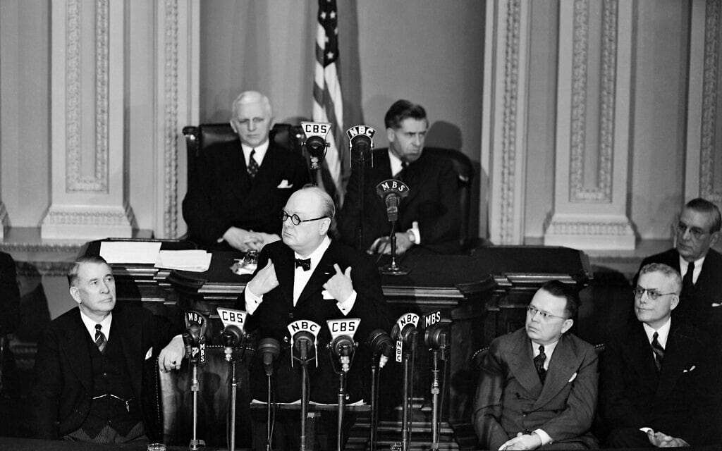 ראש ממשלת בריטניה וינסטון צ&#039;רצ&#039;יל נואם בפני שני בתי הקונגרס בוושינגטון במהלך מלחמת העולם השנייה, 26 בדצמבר 1941 (צילום: AP Photo)