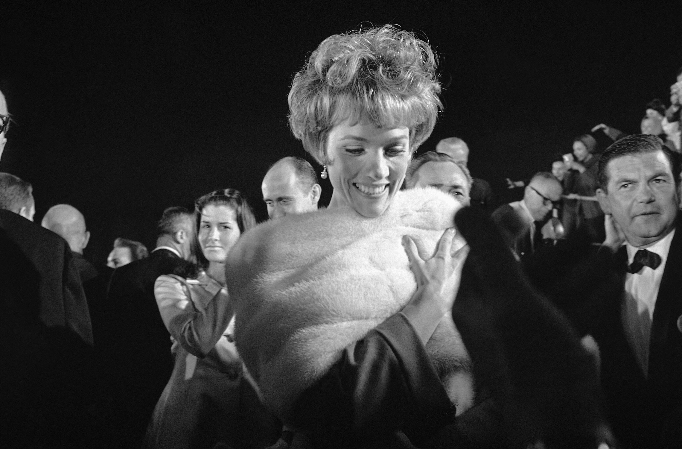 ג&#8217;ולי אנדרוז בטקס האוסקר ב-1966, בו הייתה מועמדת על תפקידה בסרט &#8220;צלילי המוזיקה&#8221; &#8211; שנה אחרי שזכתה בפרס על &#8220;מרי פופינס&#8221; (צילום: AP Photo)