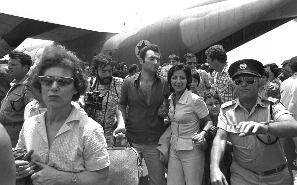 חזרתם של החטופים ששוחררו במבצע אנטבה, 4 ביולי 1976 (צילום: משה מילנר/לע&quot;מ)