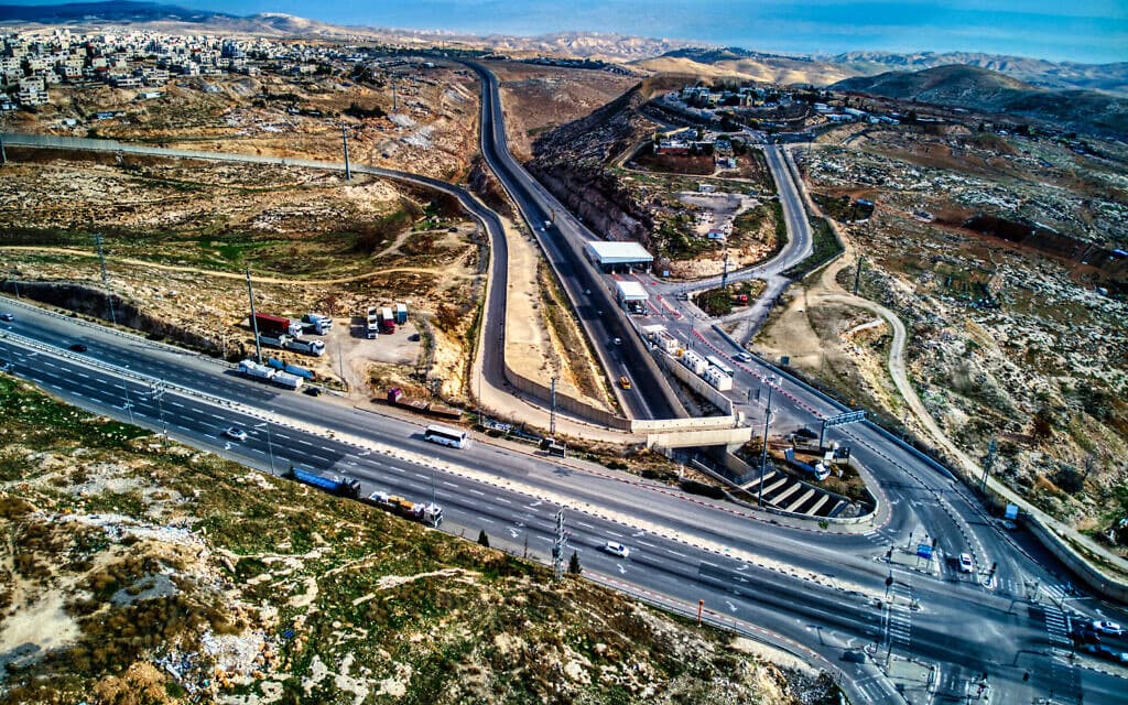הצומת שבין כביש 1 (בין ירושלים למעלה אדומים) לבין כביש 4370 (שלכל אורכו גדר הפרדה בין נתיבים לישראלים לנתיבים לפלסטינים) (צילום: חגי אגמון-שניר)