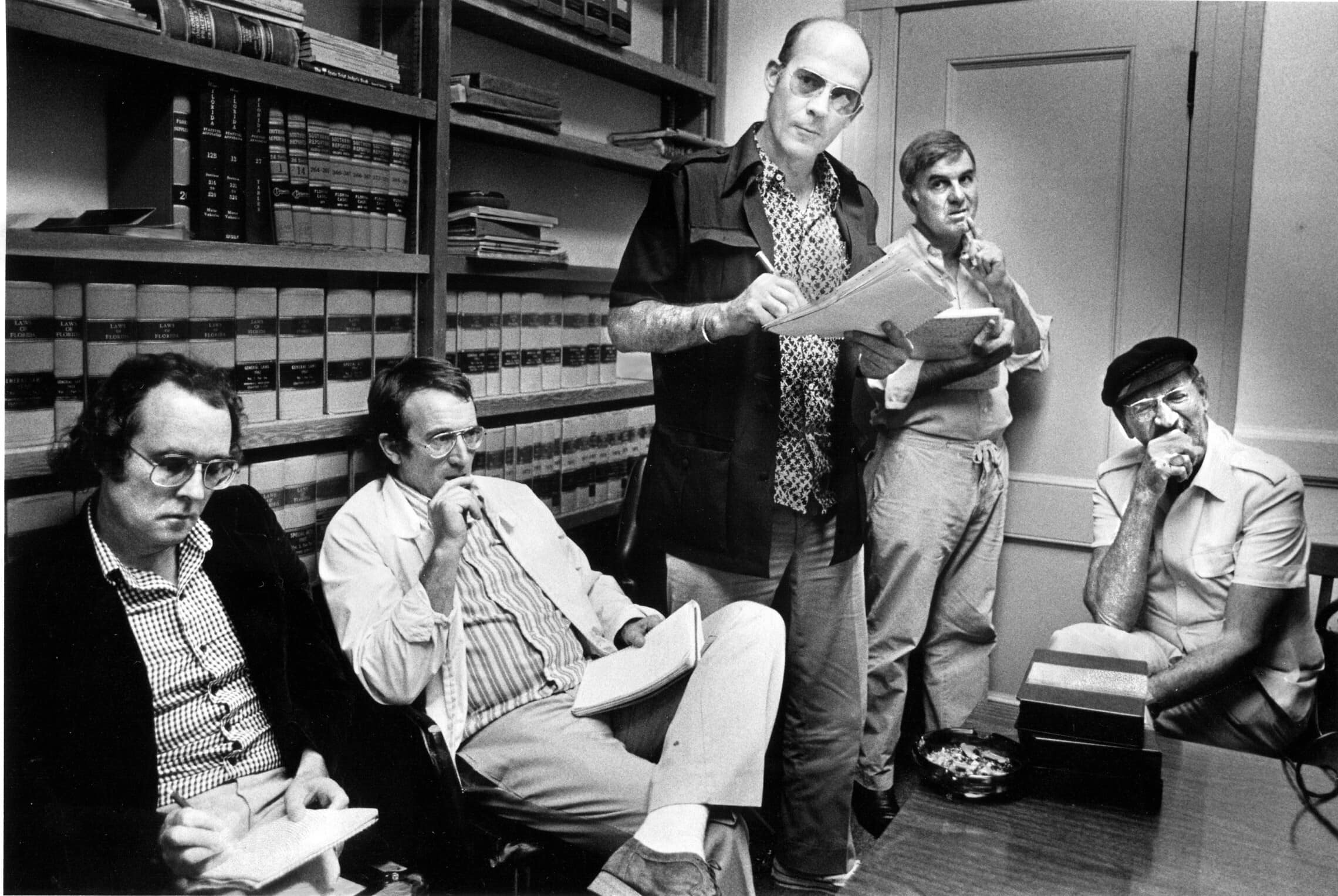 האנטר תומפסון (עומד, במרכז) בחברת עיתונאים בפלורידה, 1982 (צילום: The Palm Beach Post/ZUMA Wire via Alamy)