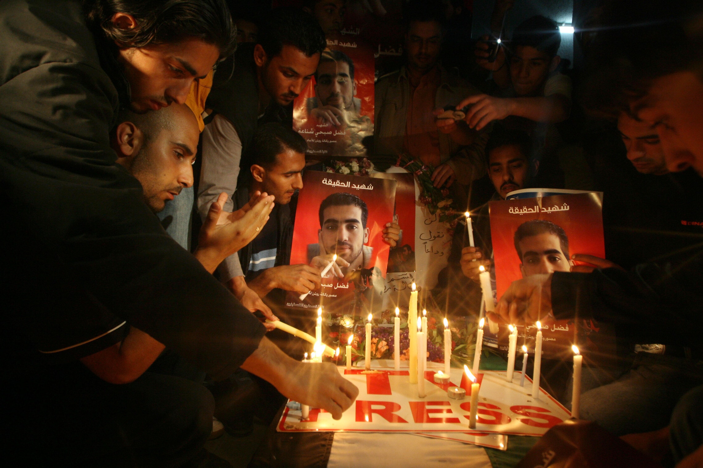 עיתונאים פלסטינים מדליקים נרות לזכרו לשל חברם פאדל שנאעה אחרי שנהרג מירי צה&#8221;ל בעזה, 18 באפריל 2008 (צילום: Wissam Nassar/Flash90)