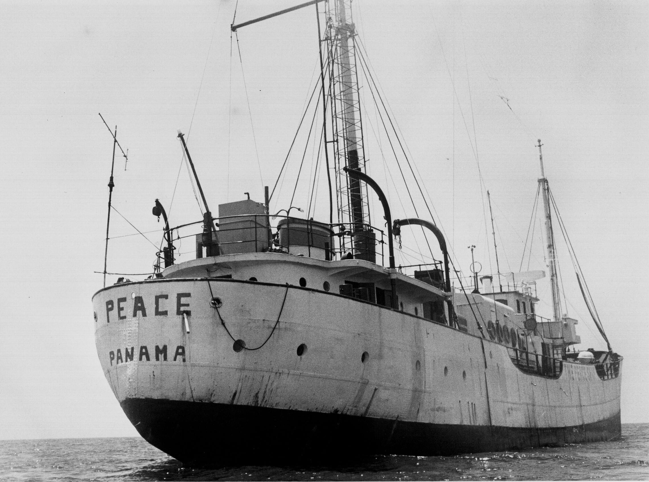 ספינת תחנת הרדיו "קול השלום" ב-1988 (צילום: משה שי/פלאש90)
