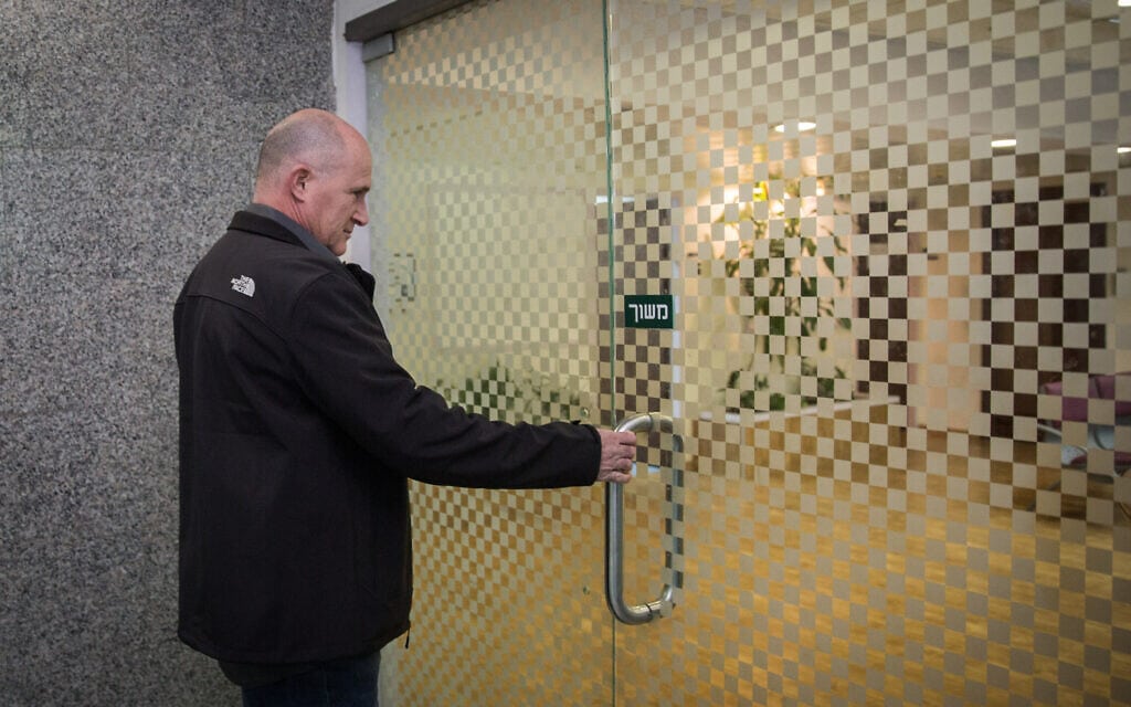 ראש להב 433 רוני ריטמן מגיע לחקירה במשרדי מח&quot;ש בירושלים. 2015 (צילום: Hadas Parush/Flash90)