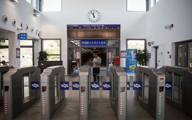 תחנת הרכבת אחיהוד, 8 בנובמבר 2017 (צילום: הדס פרוש, פלאש 90) תחנת הרכבת אחיהוד, 8 בנובמבר 2017 (צילום: הדס פרוש, פלאש 90)