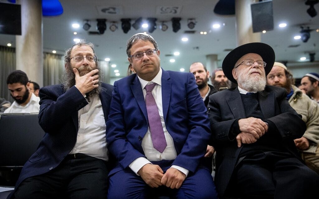 מימין לשמאל: הרב דוב ליאור, השר לביטחון לאומי איתמר בן גביר ופעיל "כך" ועוצמה יהודית ברוך מרזל, בזמן קמפיין הבחירות של עוצמה יהודית, 15 לפברואר 2020 (צילום: יונתן זינדל, פלאש 90) מימין לשמאל: הרב דוב ליאור, השר לביטחון לאומי איתמר בן גביר ופעיל "כך" ועוצמה יהודית ברוך מרזל, בזמן קמפיין הבחירות של עוצמה יהודית, 15 לפברואר 2020 (צילום: יונתן זינדל, פלאש 90)