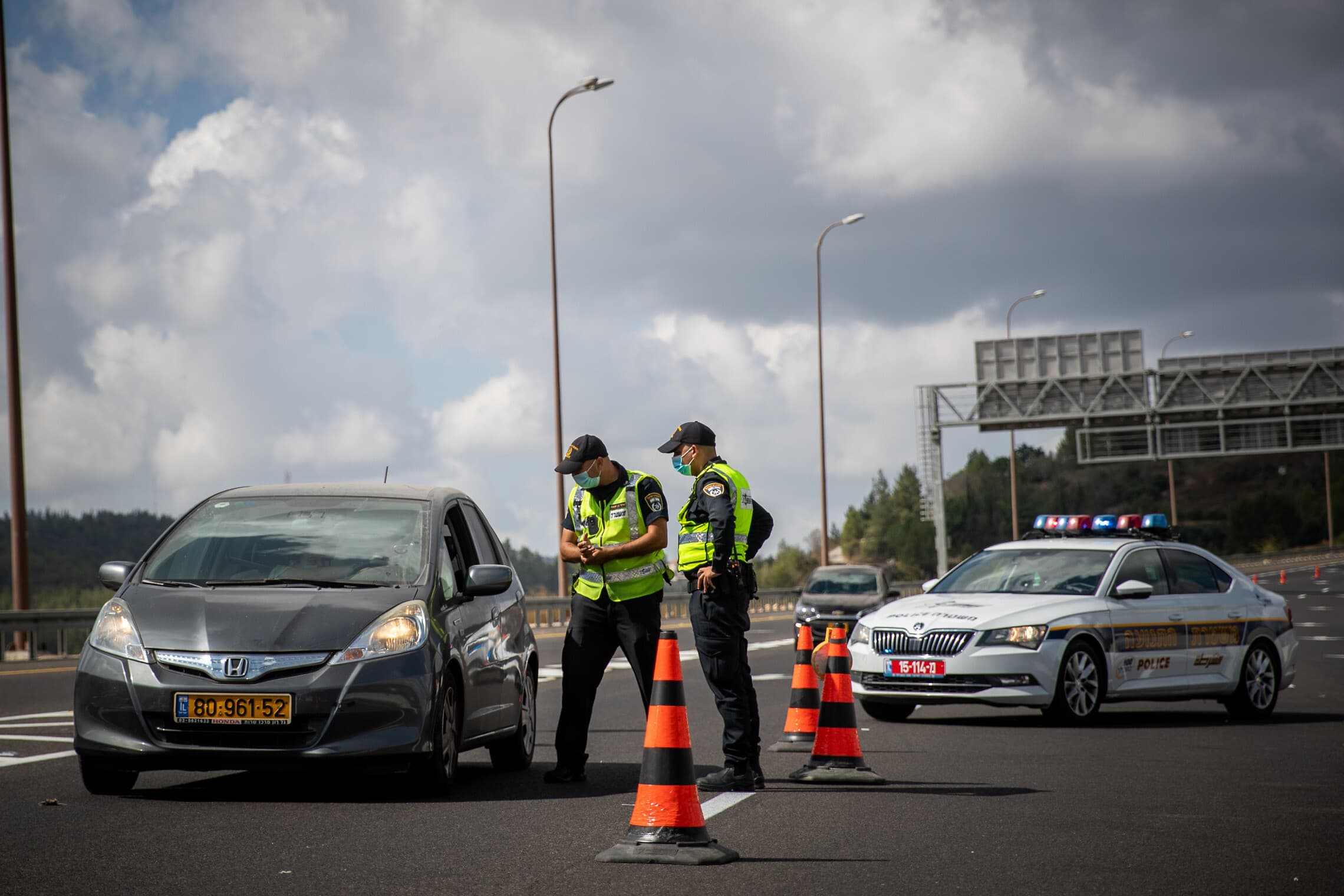 שוטרים עוצרים רכב לבידוק בכביש 1, ליד ירושלים, 26 בספטמבר 2020; למצולמים אין קשר לדיווח (צילום: יונתן זינדל, פלאש90)