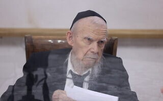 הרב גרשון אדלשטיין בביתו בבני ברק, 14 בפברואר 2023 (צילום: דוד כהן/פלאש90) הרב גרשון אדלשטיין בביתו בבני ברק, 14 בפברואר 2023 (צילום: דוד כהן/פלאש90)
