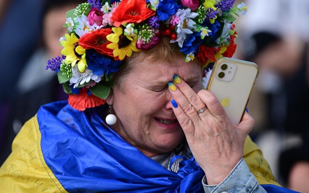 אילוסטרציה: אישה בוכה בטקס לציון שנה למלחמה באוקראינה בתל אביב, 24 בפברואר 2023 (צילום: Tomer Neuberg/Flash90)