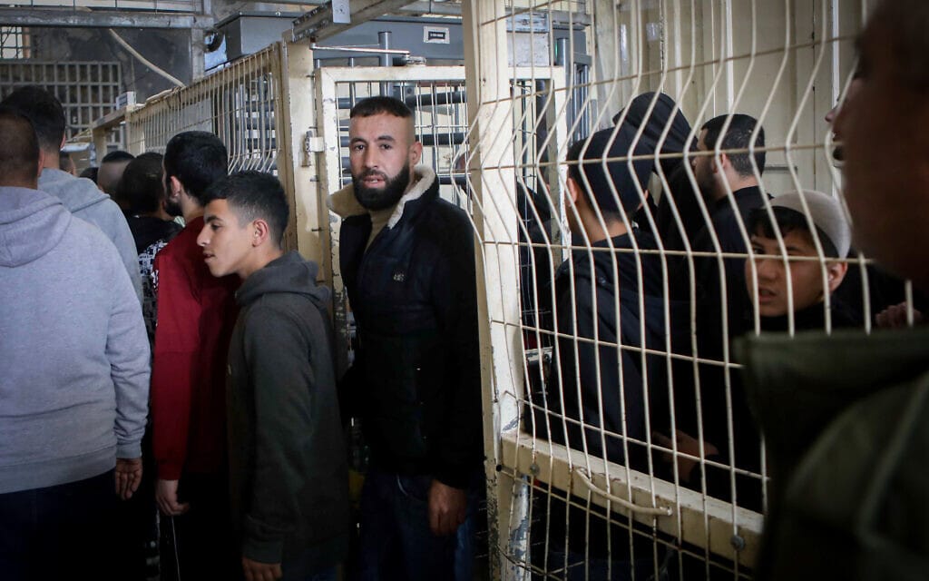 נקודת מעבר לפלסטינים במחסום בחברון. אילוסטרציה (צילום: Wisam Hashlamoun/FLASH90)