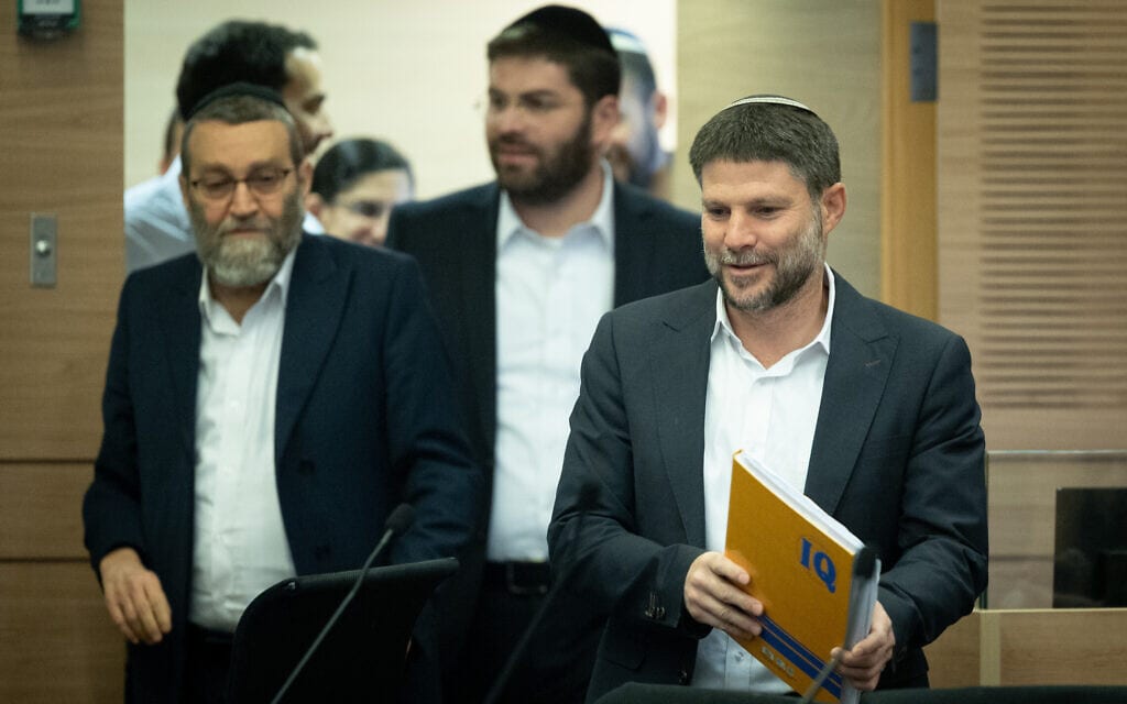 שר האוצר בצלאל סמוטריץ&#039; מגיע לוועדת הכספים של הכנסת לדיון על תקציב המדינה, 16 באפריל 2023 (צילום: יונתן זינדל/פלאש90)