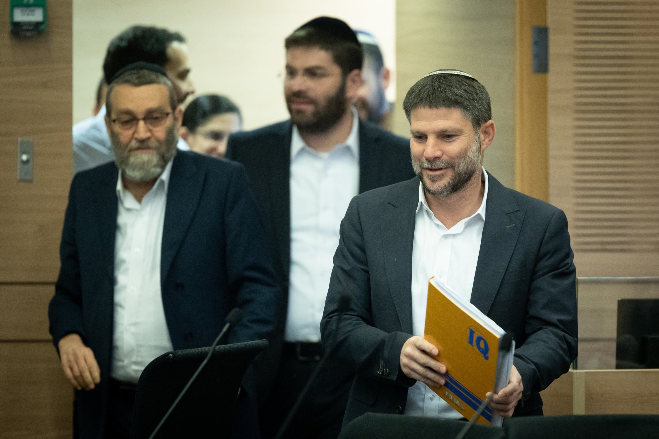 שר האוצר בצלאל סמוטריץ&#8217; מגיע לוועדת הכספים של הכנסת לדיון על תקציב המדינה, 16 באפריל 2023 (צילום: יונתן זינדל/פלאש90)