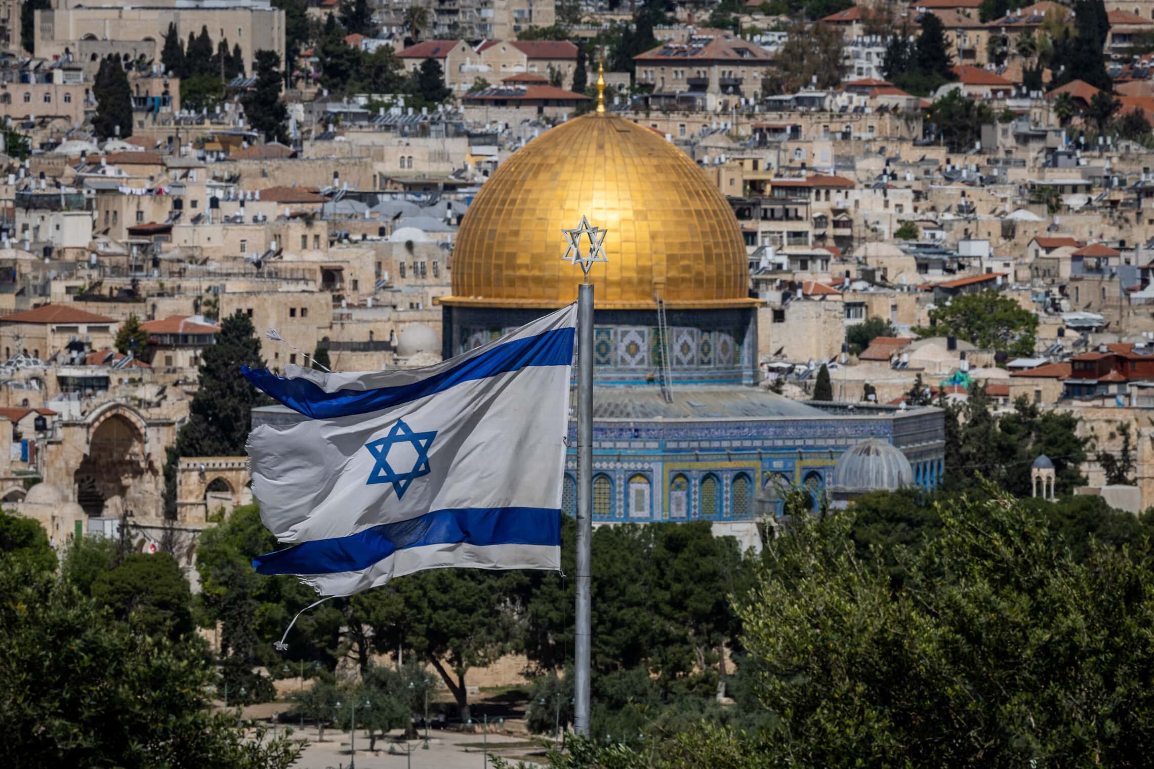 דגל ישראל על רקע כיפת הסלע, 24 באפריל 2023 (צילום: יונתן זינדל, פלאש90)