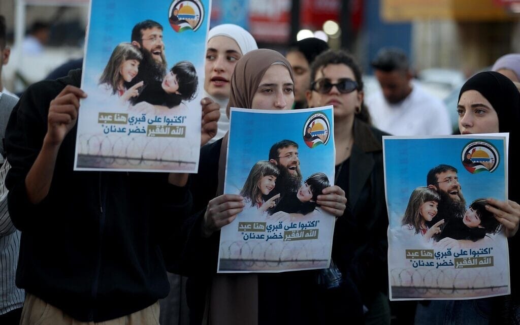 פלסטינים מפגינים ברמאללה בעקבות מותו של בכיר הג&#039;יהאד האסלאמי חאדר עדנאן, אסיר ביטחוני ששבת רעב במשך 86 ימים. 3 במאי 2023
