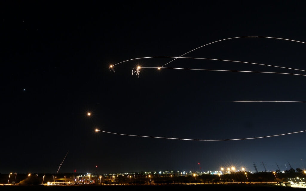 מיירטי כיפת ברזל מול רקטות מעזה ביום השני למבצע מגן וחץ, 10 במאי 2023 (צילום: יהונתן זינדל/פלאש90)