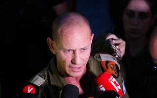מפקד פיקוד העורף רפי מילוא בזירת נפילת הרקטה ברחובות, 11 במאי 2023 (צילום: Jamal Awad/Flash90) מפקד פיקוד העורף רפי מילוא בזירת נפילת הרקטה ברחובות, 11 במאי 2023 (צילום: Jamal Awad/Flash90)