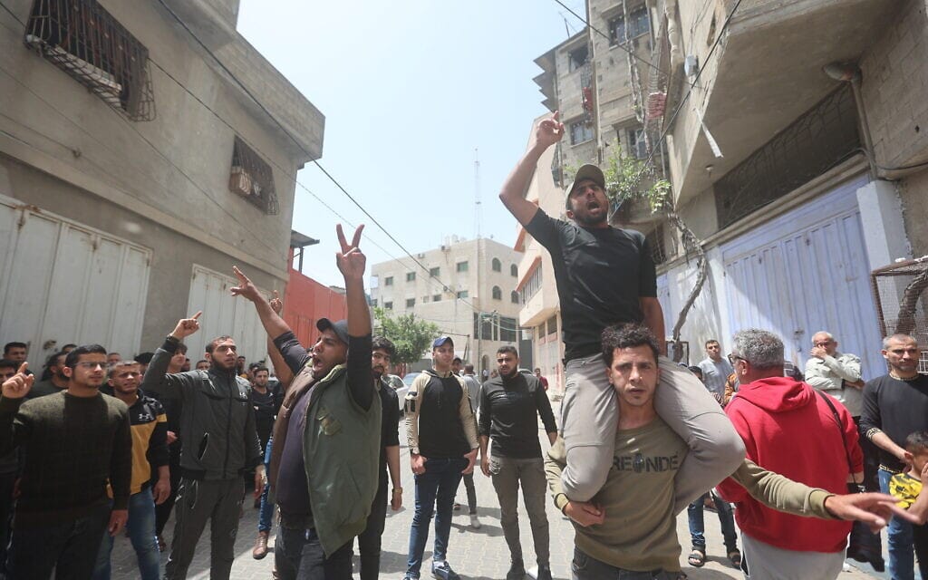 פלסטינים בהלווית מוחמד דאדר שחוסל בתקיפת צה"ל ביום הרביעי של מבצע מגן וחץ, 12 במאי 2023 (צילום: Atia Mohammed/Flash90)