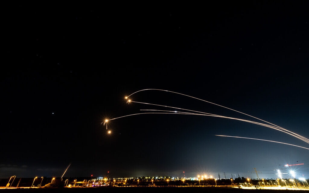 טילים ישראליים משוגרים במטרה ליירט רקטות הנורות מרצועת עזה בשמי שדרות, 13 במאי 2023 (צילום: יונתן זינדל, פלאש 90)