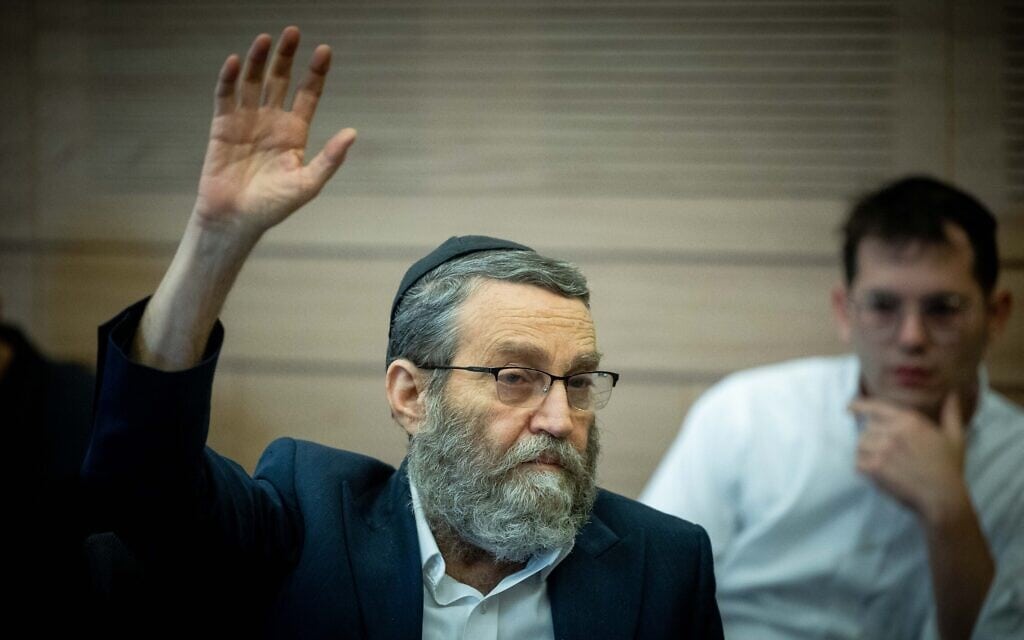 משה גפני מצביע בעד חוק התקציב בוועדת הכספים של הכנסת, 16 במאי 2023 (צילום: יונתן זינדל/פלאש90)