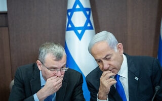 ראש הממשלה בנימין נתניהו ושר המשפטים יריב לוין מסתודדים בישיבת הממשלה, 28 במאי 2023 (צילום: יונתן זינדל/פלאש90) ראש הממשלה בנימין נתניהו ושר המשפטים יריב לוין מסתודדים בישיבת הממשלה, 28 במאי 2023 (צילום: יונתן זינדל/פלאש90)