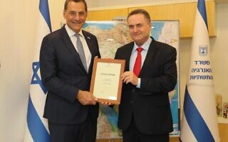 שר האנרגיה ישראל כ"ץ מעניק למנכ"ל חברת אנרג'יאן אישור על תגלית גז, 31 במאי 2023 (צילום: דימה סמבורסקי, לע"מ) שר האנרגיה ישראל כ"ץ מעניק למנכ"ל חברת אנרג'יאן אישור על תגלית גז, 31 במאי 2023 (צילום: דימה סמבורסקי, לע"מ)
