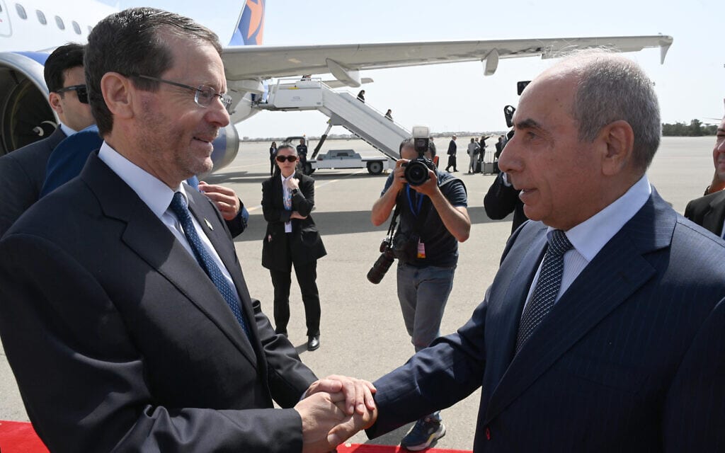 הנשיא הרצוג לוחץ את ידו יגוב איובוב, סגן שר החוץ של אזרבייג'ן שהגיע לקבלו בשדה התעופה. 30 במאי 2023 (צילום: חיים צח/לע״מ)