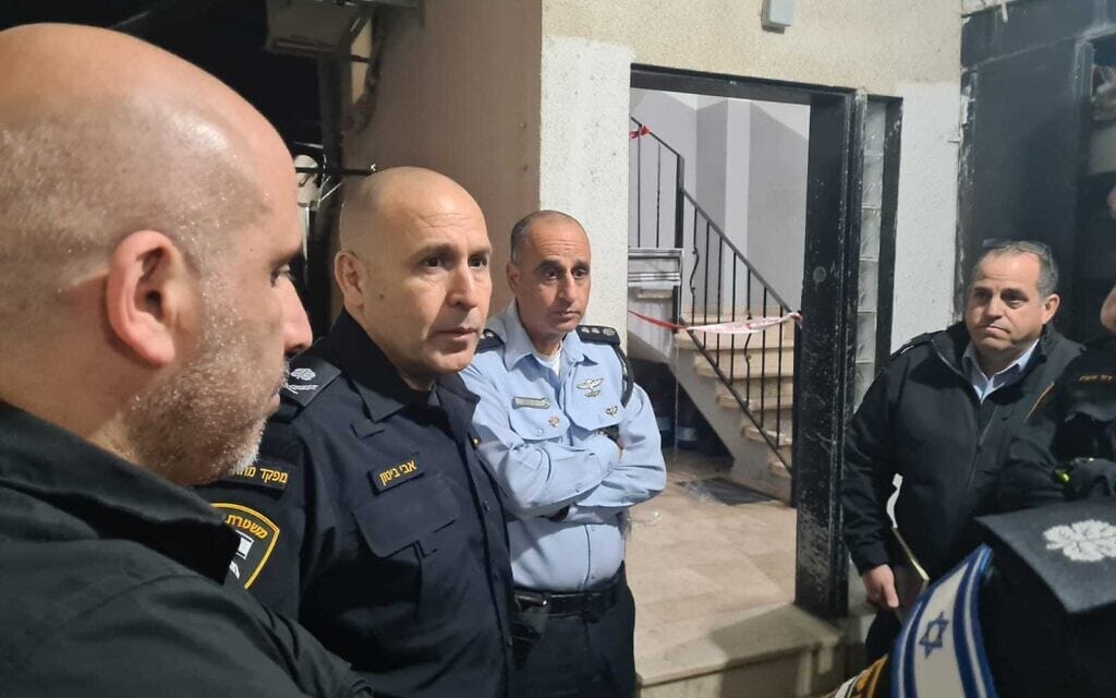פקד מחוז מרכז ניצב אבי ביטון בזירת רצח אישה ושני בניה בטייבה, 1 במאי 2023 (צילום: דוברות המשטרה) פקד מחוז מרכז ניצב אבי ביטון בזירת רצח אישה ושני בניה בטייבה, 1 במאי 2023 (צילום: דוברות המשטרה)