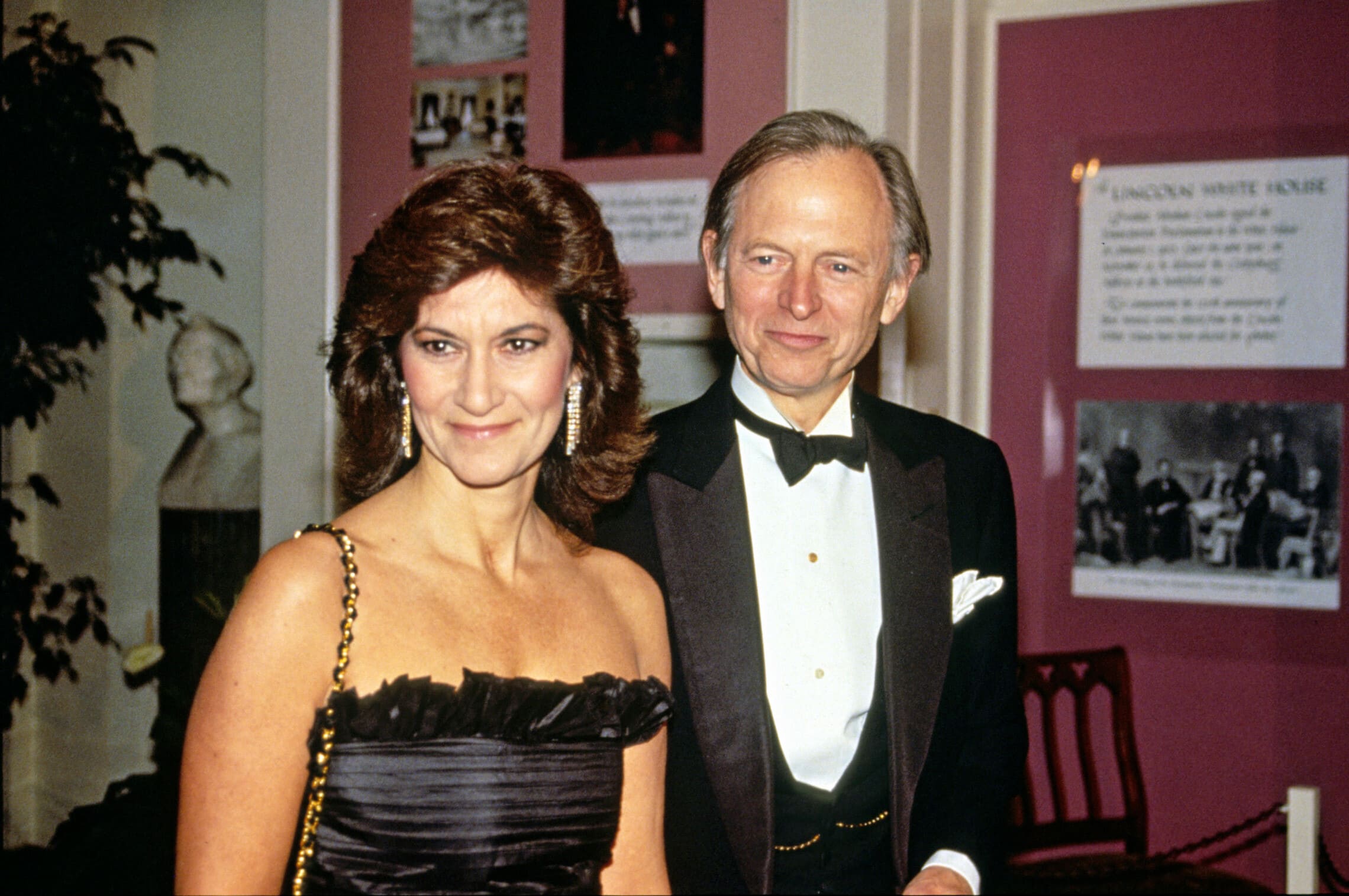 הסופר טום וולף ואישתו שילה מגיעים לארוחת ערב בבית הלבן, 16 בנובמבר 1988 (צילום: Ron Sachs / CNP/MediaPunch via Alamy)