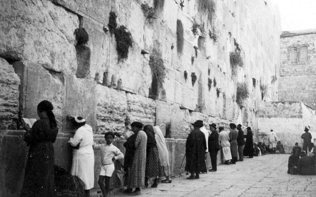 גברים ונשים מתפללים לא הפרדה בכותל המערבי במחצית הראשונה של המאה העשרים (צילום: נדב מן, ביתמונה, אוסף דניאל פרל, הספרייה הלאומית) גברים ונשים מתפללים לא הפרדה בכותל המערבי במחצית הראשונה של המאה העשרים (צילום: נדב מן, ביתמונה, אוסף דניאל פרל, הספרייה הלאומית)