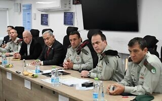 מפקד אגף המודיעין אהרון חליוה (מימין), מפקד אגף המבצעים עודד בסיוק, הרמטכ"ל הרצי הלוי, ראש הממשלה בנימין נתניהו, שר הביטחון יואב גלנט, המזכיר הצבאי של ראש הממשלה אבי גיל וראש הסגל של ראש הממשלה צחי ברוורמן בהערכת מצב במחנה דיין בגלילות, 2 במאי 2023 (צילום: חיים צח, לע"מ) מפקד אגף המודיעין אהרון חליוה (מימין), מפקד אגף המבצעים עודד בסיוק, הרמטכ"ל הרצי הלוי, ראש הממשלה בנימין נתניהו, שר הביטחון יואב גלנט, המזכיר הצבאי של ראש הממשלה אבי גיל וראש הסגל של ראש הממשלה צחי ברוורמן בהערכת מצב במחנה דיין בגלילות, 2 במאי 2023 (צילום: חיים צח, לע"מ)