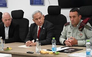 ראש הממשלה בנימין נתניהו, שר הביטחון יואב גלנט והרמטכ"ל הרצי הלוי בהערכת מצב במחנה גלילות, 2 במאי 2023 (צילום: חיים צח, לע"מ) ראש הממשלה בנימין נתניהו, שר הביטחון יואב גלנט והרמטכ"ל הרצי הלוי בהערכת מצב במחנה גלילות, 2 במאי 2023 (צילום: חיים צח, לע"מ)