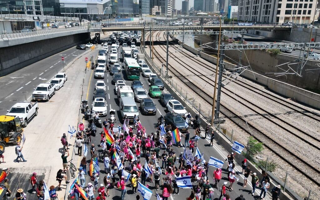 מפגינים שחסמו את איילון מול המכוניות, 4 במאי 2023 (צילום: עמיר טרקל)