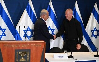 ראש הממשלה בנימין נתניהו לוחץ את ידו של שר הביטחון יואב גלנט ביום השני של מבצע “מגן וחץ”, 10 במאי 2023 (צילום: חיים צח, לע"מ) ראש הממשלה בנימין נתניהו לוחץ את ידו של שר הביטחון יואב גלנט ביום השני של מבצע “מגן וחץ”, 10 במאי 2023 (צילום: חיים צח, לע"מ)
