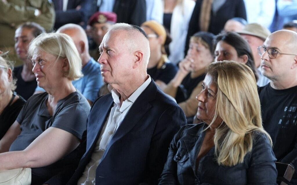שר הביטחון יואב גלנט בהלווית אמו פרומה בבית העלמין בחולון. 11 במאי 2023 (צילום: ניקול לסקבי / דוברות משרד הביטחון) שר הביטחון יואב גלנט בהלווית אמו פרומה בבית העלמין בחולון. 11 במאי 2023 (צילום: ניקול לסקבי / דוברות משרד הביטחון)