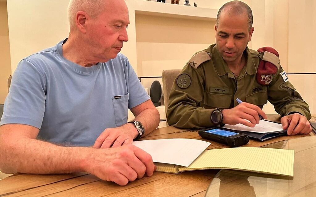 שר הביטחון יואב גלנט בהערכת מצב עם מזכירו הצבאי תא"ל יקי דולף. 11 במאי 2023 (צילום: דוברות שר הביטחון) שר הביטחון יואב גלנט בהערכת מצב עם מזכירו הצבאי תא"ל יקי דולף. 11 במאי 2023 (צילום: דוברות שר הביטחון)