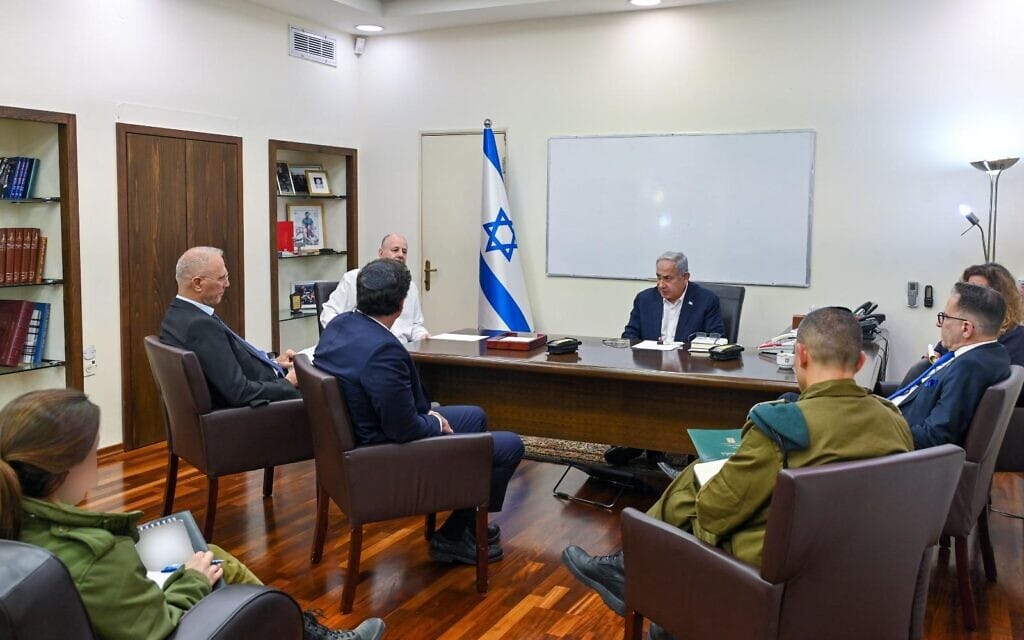 ראש הממשלה בנימין נתניהו בהערכת מצב בלשכתו בקריה בתל אביב. 11 במאי 2023 (צילום: קובי גדעון / לע"מ) ראש הממשלה בנימין נתניהו בהערכת מצב בלשכתו בקריה בתל אביב. 11 במאי 2023 (צילום: קובי גדעון / לע"מ)
