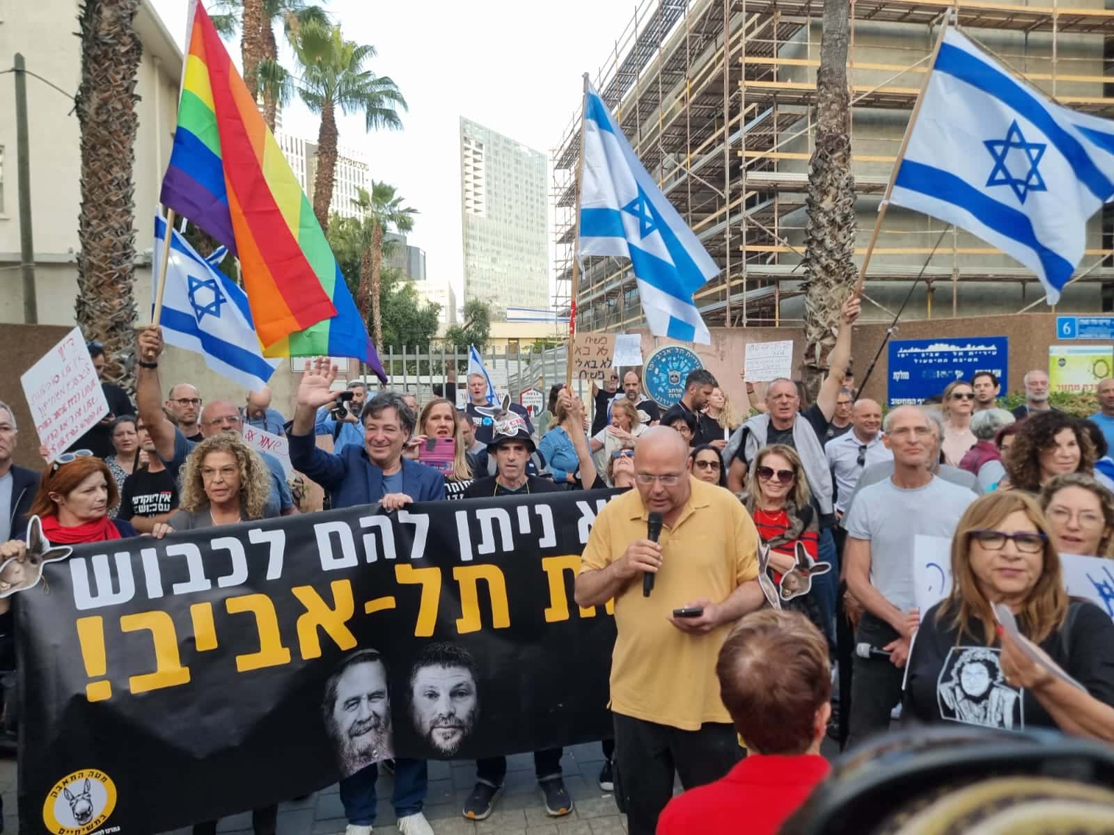 הפגנה מול ישיבת &#8220;מעלה אליהו&#8221; בתל אביב. 14 במאי 2023 (צילום: מחאת קפלן)
