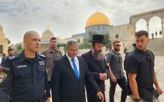 השר איתמר בן גביר בהר הבית, 21 במאי 2023 (צילום: מנהלת הר הבית) השר איתמר בן גביר בהר הבית, 21 במאי 2023 (צילום: מנהלת הר הבית)
