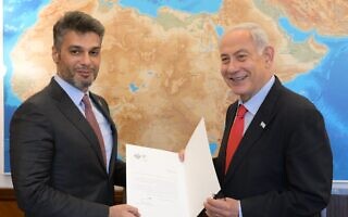 ראש הממשלה בנימין נתניהו מקבל הזמנה לוועידת האקלים שתתקיים בדובאי משגריר איחוד האמירויות בישראל מוחמד מחמוד אל-חאג’ה, 22 במאי 2023 (צילום: עמוס בן גרשום/לע"מ) ראש הממשלה בנימין נתניהו מקבל הזמנה לוועידת האקלים שתתקיים בדובאי משגריר איחוד האמירויות בישראל מוחמד מחמוד אל-חאג’ה, 22 במאי 2023 (צילום: עמוס בן גרשום/לע"מ)