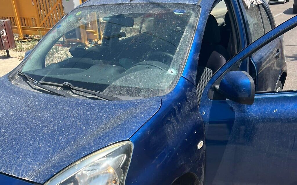 חורי ירי בשמשת רכב שנפגע בפיגוע בשומרון, 30 במאי 2023 (צילום: מועצה אזורית שומרון) חורי ירי בשמשת רכב שנפגע בפיגוע בשומרון, 30 במאי 2023 (צילום: מועצה אזורית שומרון)