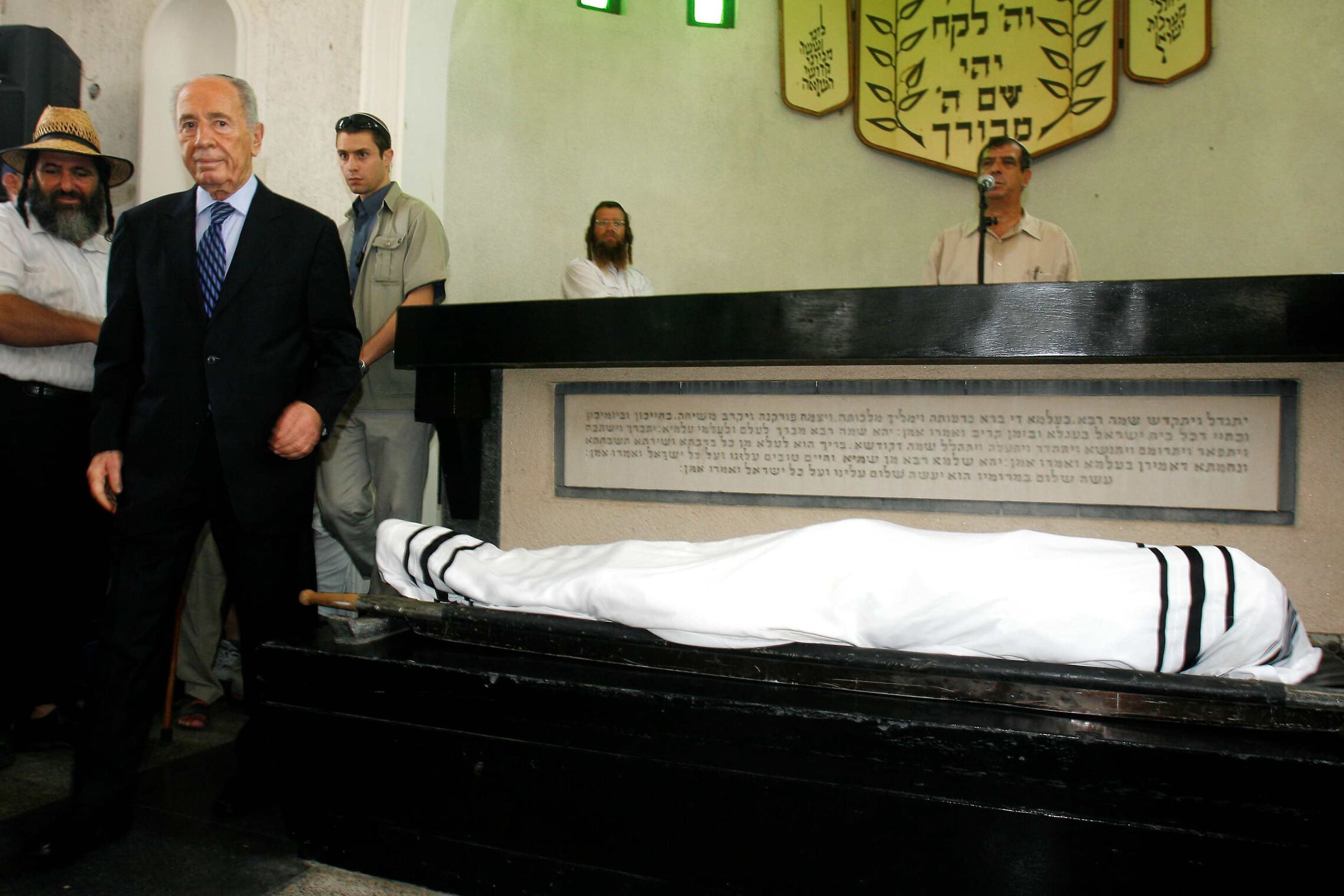 נשיא המדינה שמעון פרס חולק כבוד לאייבי נתן בהלוויתו בתל אביב, 29 באוגוסט 2008 (צילום: רוני שוצר/פלאש90)