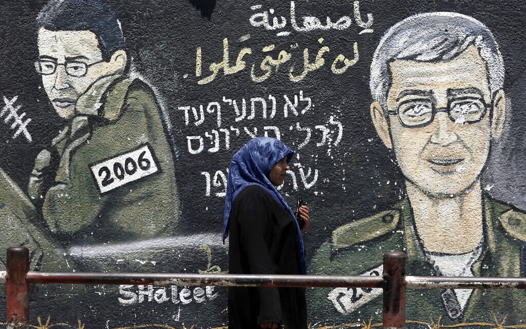 .ציור קיר עם תמונת גלעד שליט בעזה (צילום: Wissam Nassar/ flash 90)