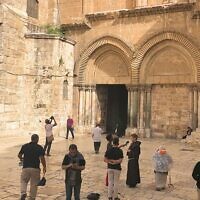 חזית כנסיית הקבר בעיר העתיקה בירושלים, 11 באפריל 2022 (צילום: אמנדה בורשל־דן) חזית כנסיית הקבר בעיר העתיקה בירושלים, 11 באפריל 2022 (צילום: אמנדה בורשל־דן)
