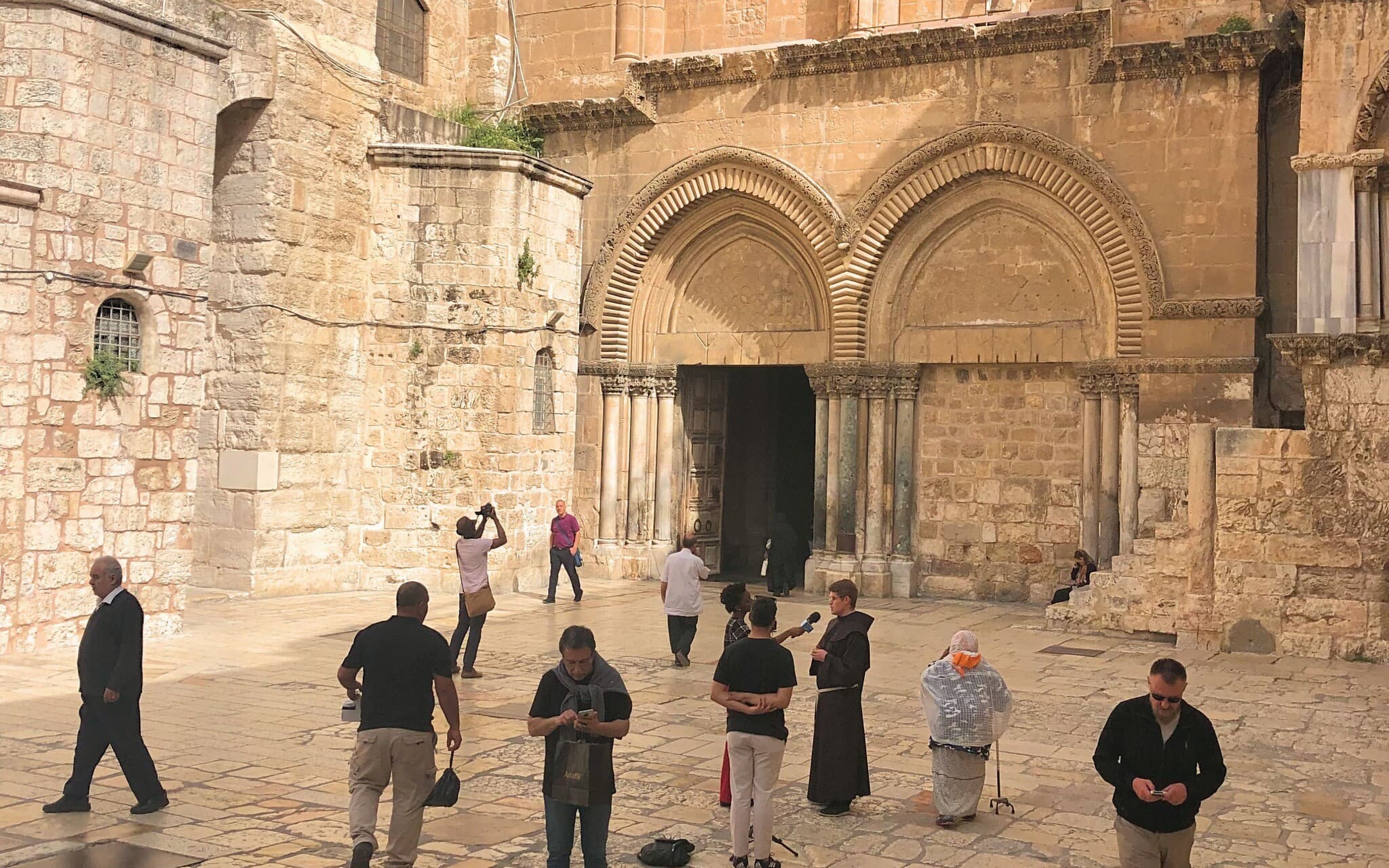 חזית כנסיית הקבר בעיר העתיקה בירושלים, 11 באפריל 2022. (צילום: אמנדה בורשל־דן)