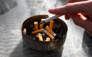 עישון, אילוסטרציה (צילום: Jeffrey Glas / iStock) עישון, אילוסטרציה (צילום: Jeffrey Glas / iStock)